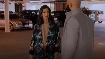 Kobi Halperin Paige Abrigo bordado usado por Nalini Vishwakumar (Poorna Jagannathan) como se ve en Never Have I Ever (S02E06)