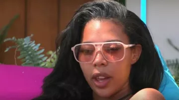 Quay Australia The Fly Avi­a­tor Sun­glass­es worn by Amber Beckford as seen in Love Island (S08E02)