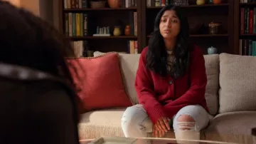 American Eagle Stretch Ripped Mom Jeans usados por Devi Vishwakumar (Maitreyi Ramakrishnan) como se ve en Never Have I Ever (S02E07)