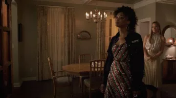 Milly Gia Cowel Cuello Cami usado por Monica Colby (Wakeema Hollis) como se ve en Dinastía (S04E05)