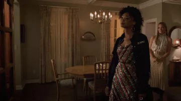 Milly Rainbow Multistripe Sequin Bias Skirt usada por Monica Colby (Wakeema Hollis) como se ve en Dynasty (S04E05)