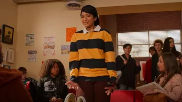 Maillot de rugby H&M porté par Devi Vishwakumar (Maitreyi Ramakrishnan) vu dans Never Have I Ever (S02E07)