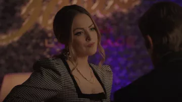 Bonheur Jewelry Delphine Layered Snake Chain Collier porté par Fallon Carrington (Elizabeth Gillies) vu dans Dynasty (S04E05)