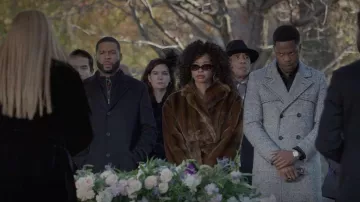 Saint Laurent Double-Breasted Grained Coat porté par Jeff Colby (Sam Adegoke) vu dans Dynasty (S04E05)