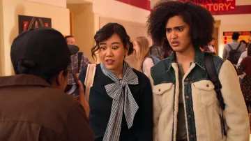 Levi's Pieced Sherpa Ex-Boyfriend Jackets usadas por Fabiola Torres (Lee Rodriguez) como se ve en Never Have I Ever (S02E07)