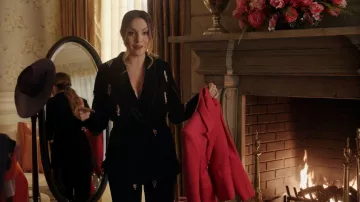 Balmain Double Breasted Blazer usado por Fallon Carrington (Elizabeth Gillies) como se ve en Dynasty (S04E06)