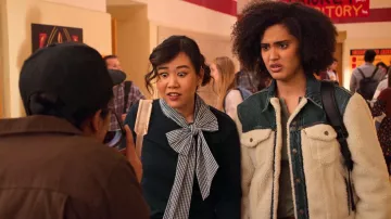Riley & Rae Juliette Bow-Neck Gingham-Trim Top usado por Eleanor Wong (Ramona Young) como se ve en Never Have I Ever (S02E07)