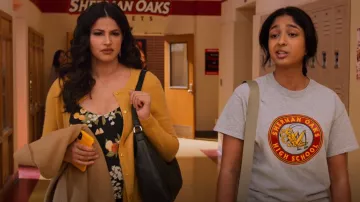 Camisola de gema de la Reforma usada por Kamala (Richa Moorjani) como se ve en Never Have I Ever (S02E07)