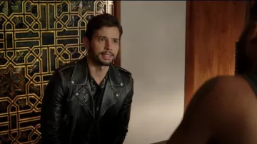 Saint Laurent Distressed Leather Biker Jacket usado por Sam Jones (Rafael de la Fuente) como se ve en Dinastía (S04E06)