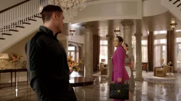 Chanel Pre-Owned Jumbo Diamond quilt CC Maletín usado por Fallon Carrington (Elizabeth Gillies) como se ve en Dinastía (S04E06)