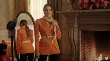 Pañuelo de seda barroco Versace usado por Fallon Carrington (Elizabeth Gillies) como se ve en Dinastía (S04E06)