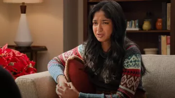 Free People Fair Isle Cowl Neck Sweater usado por Devi Vishwakumar (Maitreyi Ramakrishnan) como se ve en Never Have I Ever (S02E09)