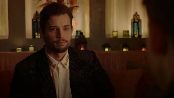 Comme des Garçons Homme Plus Black Gold Stitching Coat usado por Sam Jones (Rafael de la Fuente) como se ve en Dinastía (S04E06)