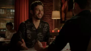 Chemise en soie à manches courtes Amiri Rattlesnake portée par Sam Jones (Rafael de la Fuente) vue dans Dynasty (S04E06)