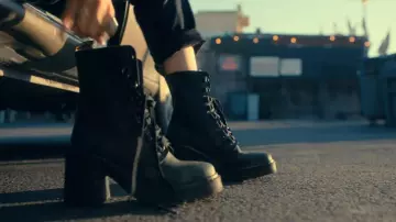 Les bottines à lacets portées par Cassie (Sofia Carson) dans Nos Cœurs Meurtris