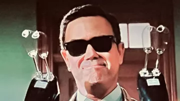 Las gafas de sol Ray-Ban Wayfarer de Charles Boyle (Joe Lo Truglio) en la serie Brooklyn Nine-Nine (Temporada 7 Episodio 10)
