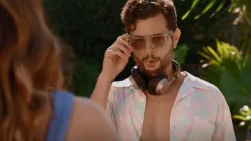 Lunettes de soleil Stella McCartney Icy Ice portées par Sam Jones (Rafael de la Fuente) vues dans Dynasty (S04E03)