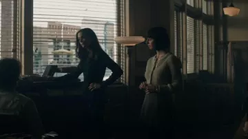 Wilfred Alessia Cardigan usado por Chrissy Beppo (Sofia Hasmik) como se ve en Superman & Lois (S01E05)