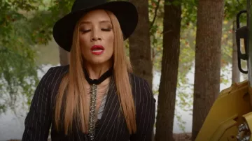 Anne Fontaine Oglam Stetement Collar usado por Dominique Deveraux (Michael Michele) como se ve en Dinastía (S04E03)