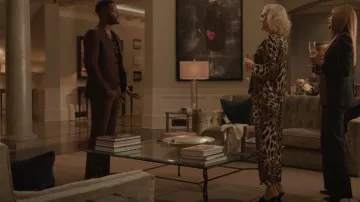 Pyjama natori Leopard Print Satin porté par Alexis Carrington (Elaine Hendrix) vu dans Dynasty (S04E03)