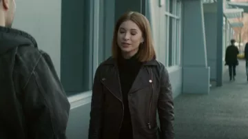 Chaqueta de la panadera Lizia usada por Leslie Larr (Stacey Farber) como se ve en Superman & Lois (S01E08)