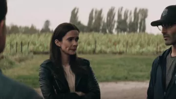Veste IRO Han portée par Lois Lane (Bitsie Tulloch) vue dans Superman & Lois (S02E02)
