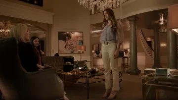 Stuart Weitzman Aleena Square Toe Snake Print Sandales en cuir portées par Kirby Anders (Maddison Brown) comme on le voit dans Dynasty (S04E07)