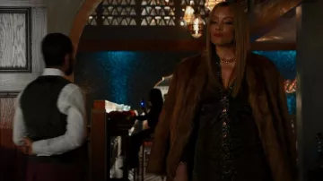 Versace Ruched Snake Print Stretch Jersey Midi Shirt Robe portée par Dominique Deveraux (Michael Michele) comme vu dans Dynasty (S04E07)