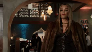 Nanushka Faux Fur Wrap Coat porté par Dominique Deveraux (Michael Michele) vu dans Dynasty (S04E07)