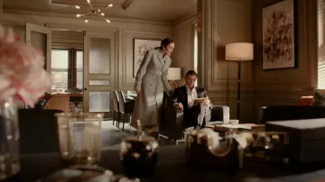 Materiel Tie Waist Longline Coat porté par Fallon Carrington (Elizabeth Gillies) comme on le voit dans Dynasty (S04E07)