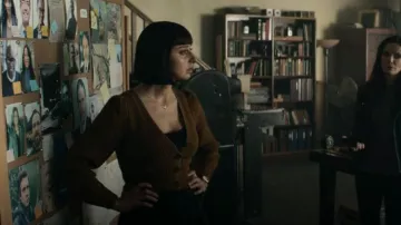 Urban Outfitters Puff Sleeve Cardigan usado por Chrissy Beppo (Sofia Hasmik) como se ve en Superman & Lois (S01E09)