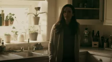 Club Monaco Holina Cashmere Cardigan porté par Lois Lane (Bitsie Tulloch) vu dans Superman & Lois (S01E09)