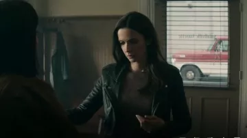 Veste IRO Han en Marine portée par Lois Lane (Bitsie Tulloch) vue dans Superman & Lois (S01E09)