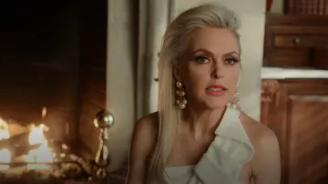 Boucles d’oreilles Lele Sadoughi Ashford Pearl Chandelier portées par Alexis Carrington (Elaine Hendrix) comme on le voit dans Dynasty (S04E07)