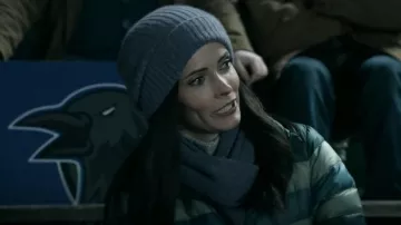 Chaqueta de suéter Patagonia Down en verde boreal oscuro usada por Lois Lane (Bitsie Tulloch) como se ve en Superman & Lois (S02E06)