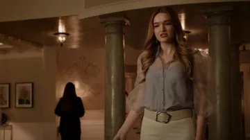 Cinq una blusa de seda con cinturón de Marion de Sept usada por Kirby Anders (Maddison Brown) como se ve en Dynasty (S04E07)