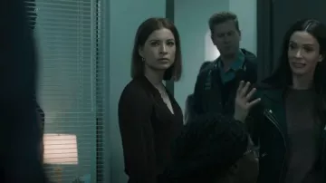 Blusa Joie Tariana usada por Leslie Larr (Stacey Farber) como se ve en Superman & Lois (S01E09)
