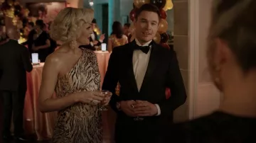 Robe Alex Perry Rhett portée par Alexis Carrington (Elaine Hendrix) vue dans Dynasty (S04E07)