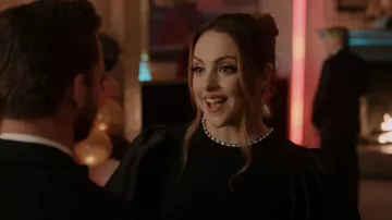 Boucles d’oreilles Oscar de la Renta Pearly Crystal Teardrop portées par Fallon Carrington (Elizabeth Gillies) vues dans Dynasty (S04E07)