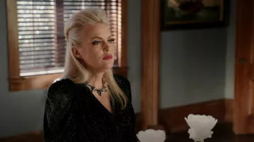 Collier de reliques pyramidales Alexis Bittar porté par Alexis Carrington (Elaine Hendrix) vu dans Dynasty (S04E07)