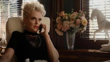 Balmain Lace Up Ribbed Knit Top porté par Alexis Carrington (Elaine Hendrix) vu dans Dynasty (S04E07)