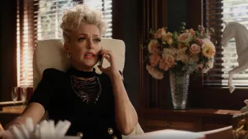 Balmain Button Detail Mini Jupe portée par Alexis Carrington (Elaine Hendrix) vue dans Dynasty (S04E07)