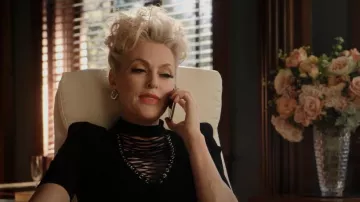 Boucles d’oreilles Fallon Stacked Hoop portées par Alexis Carrington (Elaine Hendrix) comme on le voit dans Dynasty (S04E07)