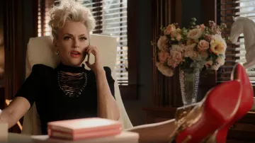 Christian Louboutin Booty Cap 100 Creased-Foil Perspex Ankle Boots porté par Alexis Carrington (Elaine Hendrix) comme vu dans Dynasty (S04E07)