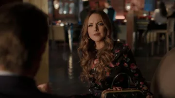 Magda Butrym Crotone Floral Print Midi Robe portée par Fallon Carrington (Elizabeth Gillies) comme vu dans Dynasty (S04E07)