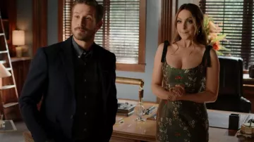 Robe à imprimé floral markarien portée par Fallon Carrington (Elizabeth Gillies) vue dans Dynasty (S04E08)