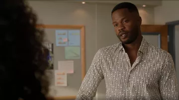 Salvatore Ferragamo Chain Link Gancini Camisa usada por Jeff Colby (Sam Adegoke) como se ve en Dinastía (S04E08)