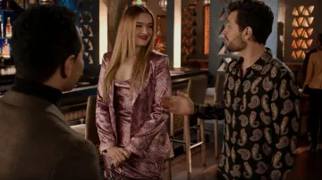 Cinq un sept Ryder Paisley Satin Minivestido usado por Kirby Anders (Maddison Brown) como se ve en Dynasty (S04E08)