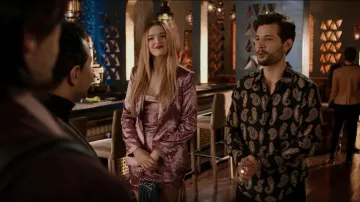 Whiting & Davis Rio Mesh Clutch Bag porté par Kirby Anders (Maddison Brown) vu dans Dynasty (S04E08)