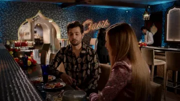 Garcons Infideles Chemise en cachemire multicolore portée par Sam Jones (Rafael de la Fuente) comme on le voit dans Dynasty (S04E08)